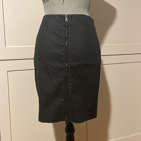 Banana Republic Skirt - Black - 2petite - double zipper back closure. - Picture 2 of 5